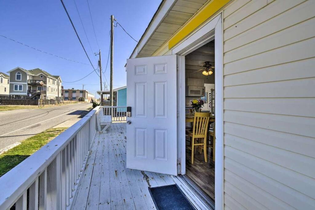 Sand Pebbles: Bright Bungalow - Steps to Beach! view 2