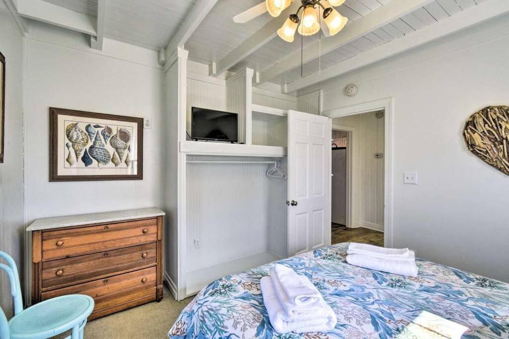 Sand Pebbles: Bright Bungalow - Steps to Beach! view 4