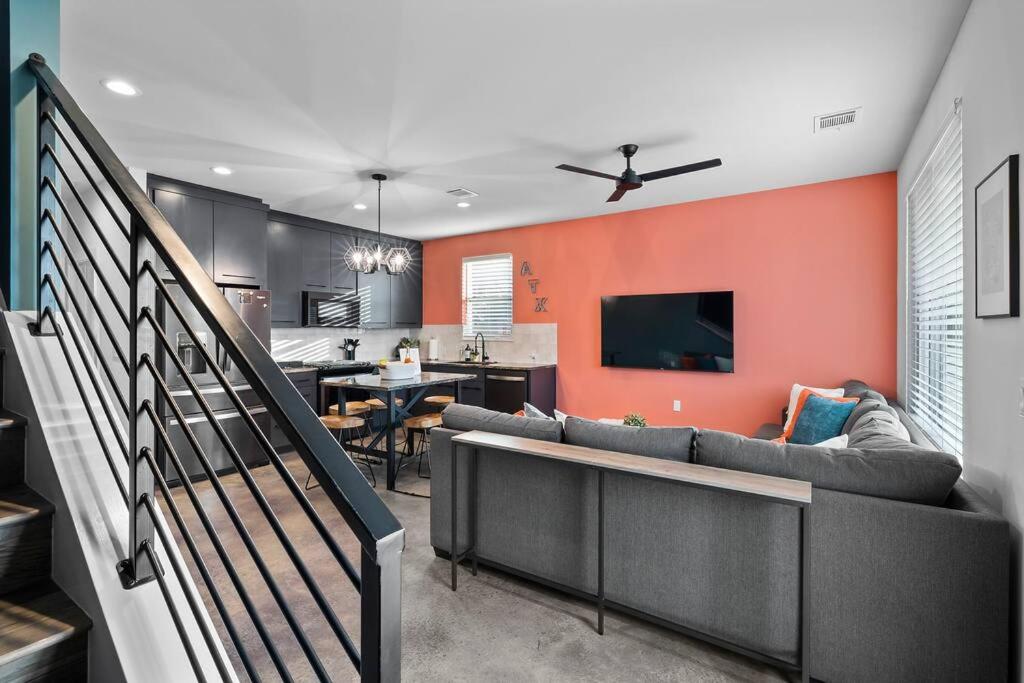 Downtown Gateway: Stylish Nest Near Austin Airport view 2