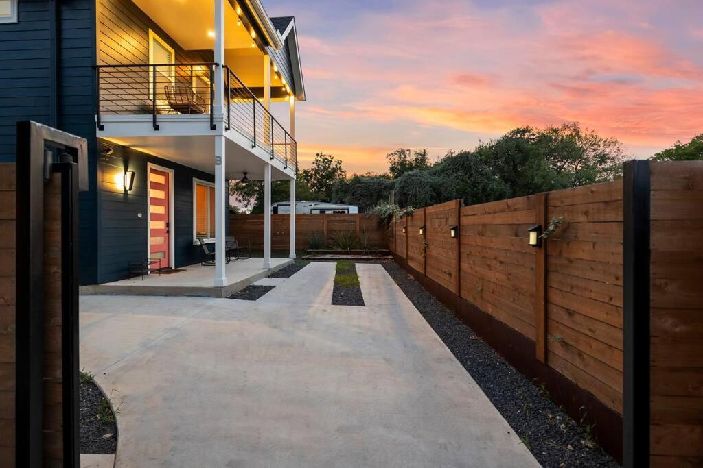 Downtown Gateway: Stylish Nest Near Austin Airport view 3