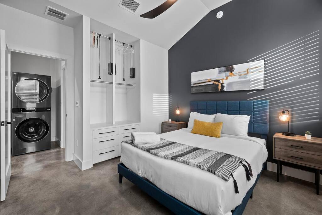 Downtown Gateway: Stylish Nest Near Austin Airport view 4