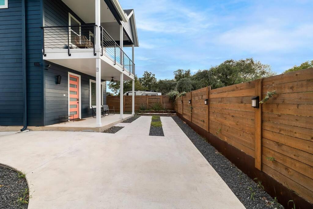 Downtown Gateway: Stylish Nest Near Austin Airport view 5