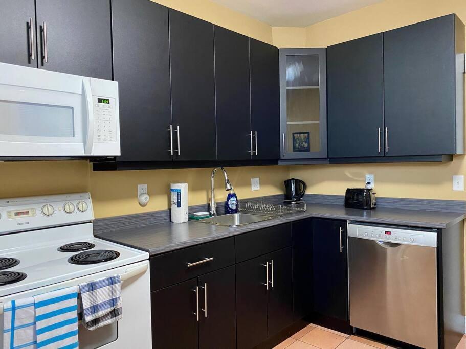 Large Townhouse, Lower Floor with AC, City Center
