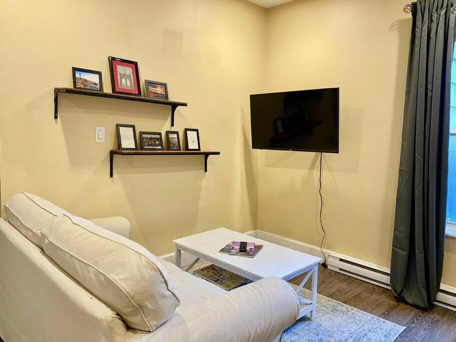 Large Townhouse, Lower Floor with AC, City Center