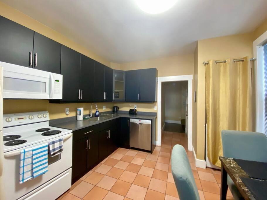 Large Townhouse, Lower Floor with AC, City Center