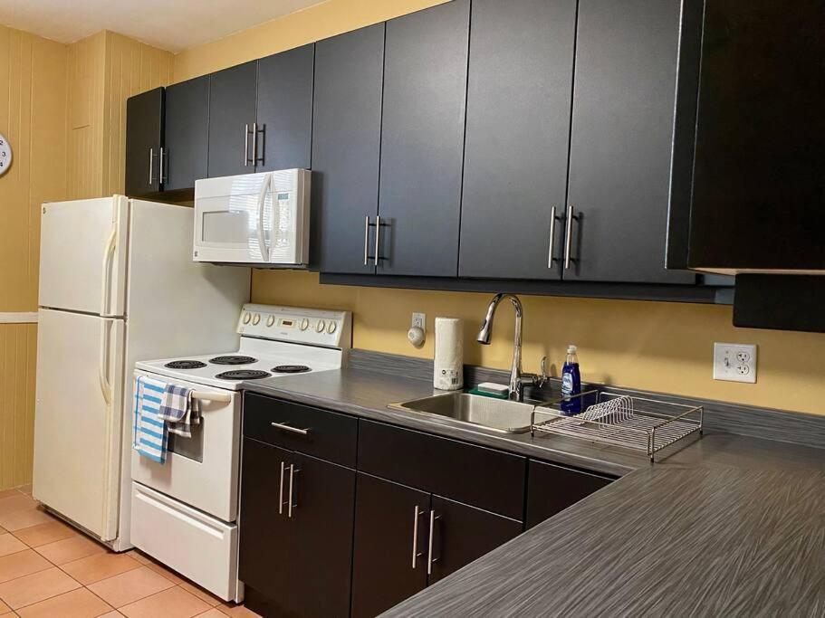 Large Townhouse, Lower Floor with AC, City Center