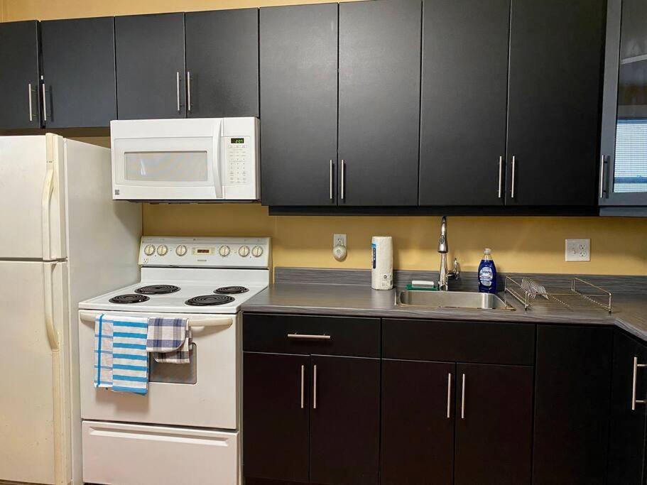 Large Townhouse, Lower Floor with AC, City Center