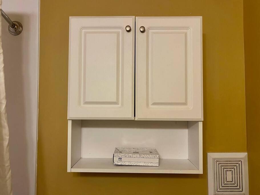 Large Townhouse, Lower Floor with AC, City Center