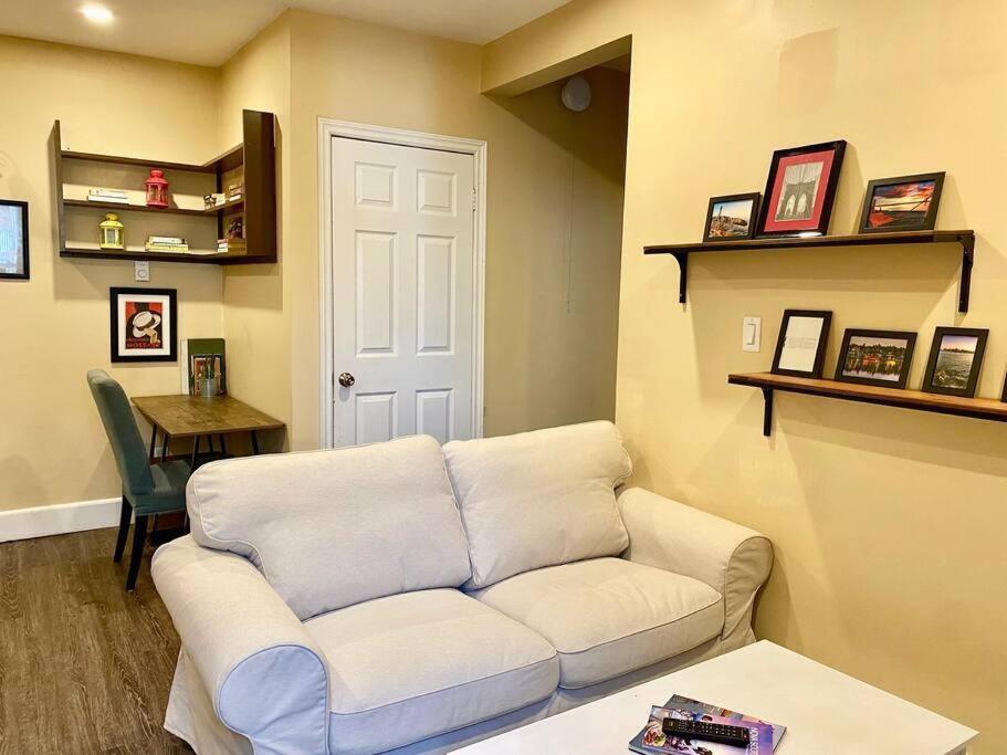 Large Townhouse, Lower Floor with AC, City Center