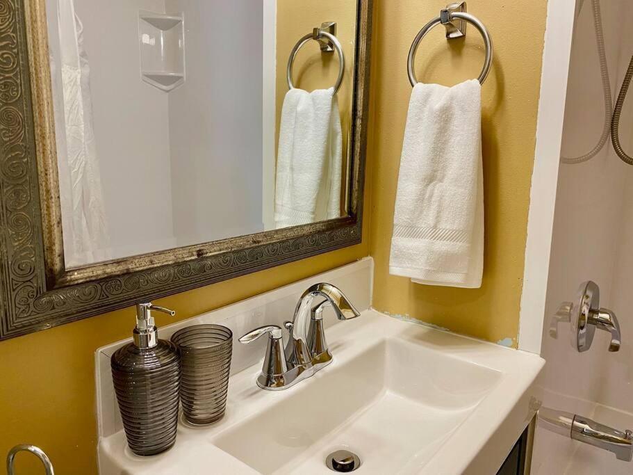 Large Townhouse, Lower Floor with AC, City Center