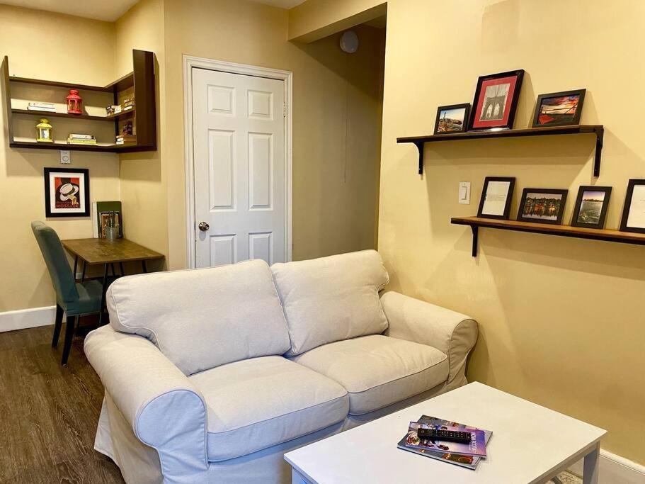 Large Townhouse, Lower Floor with AC, City Center