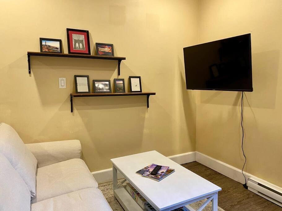 Large Townhouse, Lower Floor with AC, City Center
