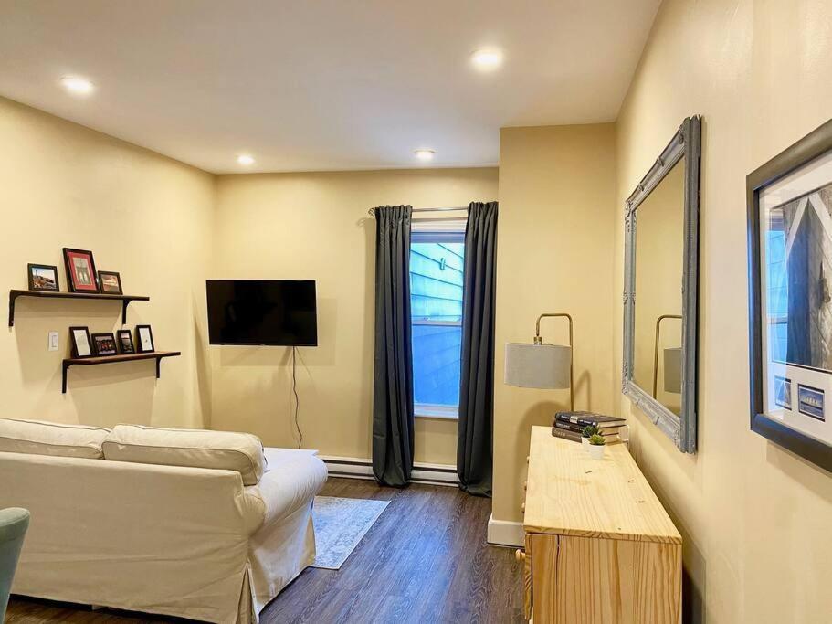 Large Townhouse, Lower Floor with AC, City Center