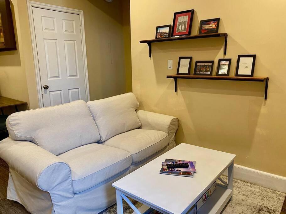 Large Townhouse, Lower Floor with AC, City Center