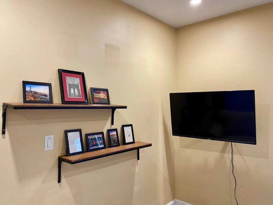Large Townhouse, Lower Floor with AC, City Center