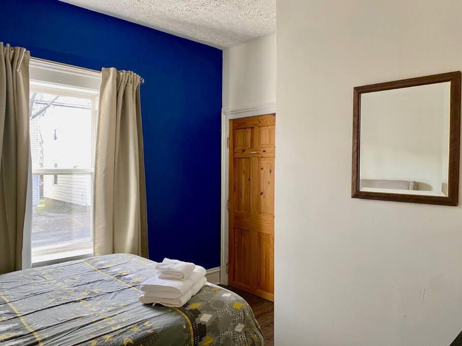Large Townhouse, Lower Floor with AC, City Center