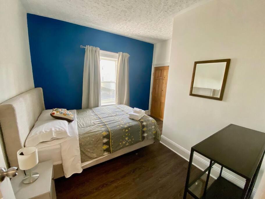 Large Townhouse, Lower Floor with AC, City Center