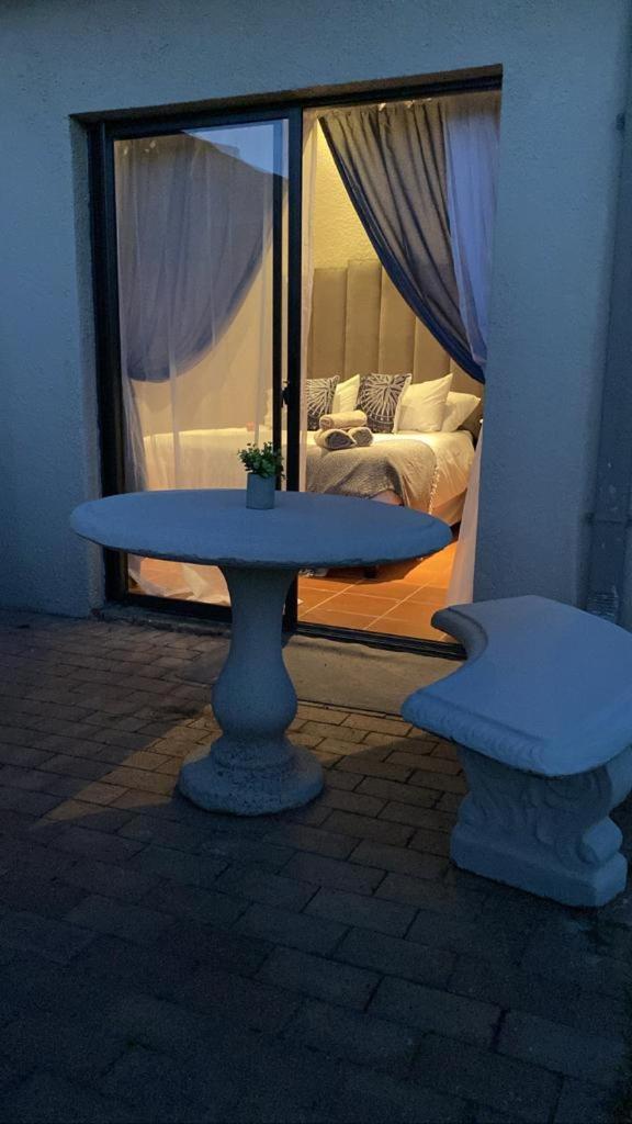 OR Tambo Stay Unit 2 view 4