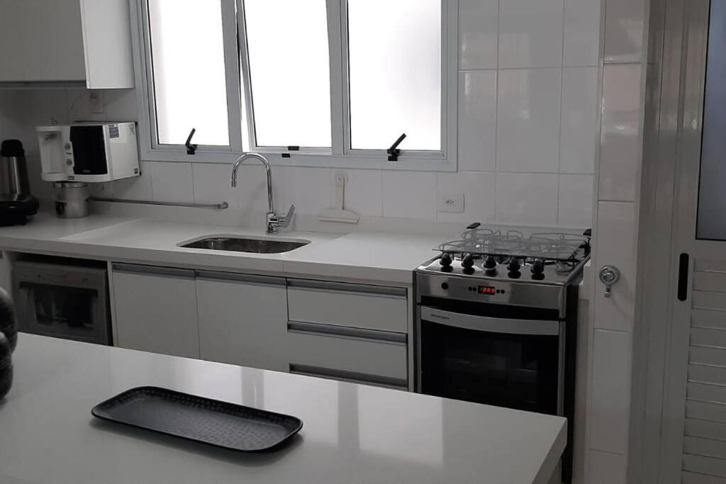 Apartamento Riviera Completo Espaçoso Varanda Gourmet e Praia a 150 m
