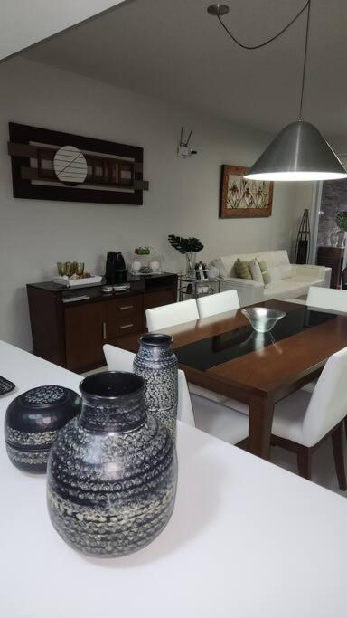 Apartamento Riviera Completo Espaçoso Varanda Gourmet e Praia a 150 m