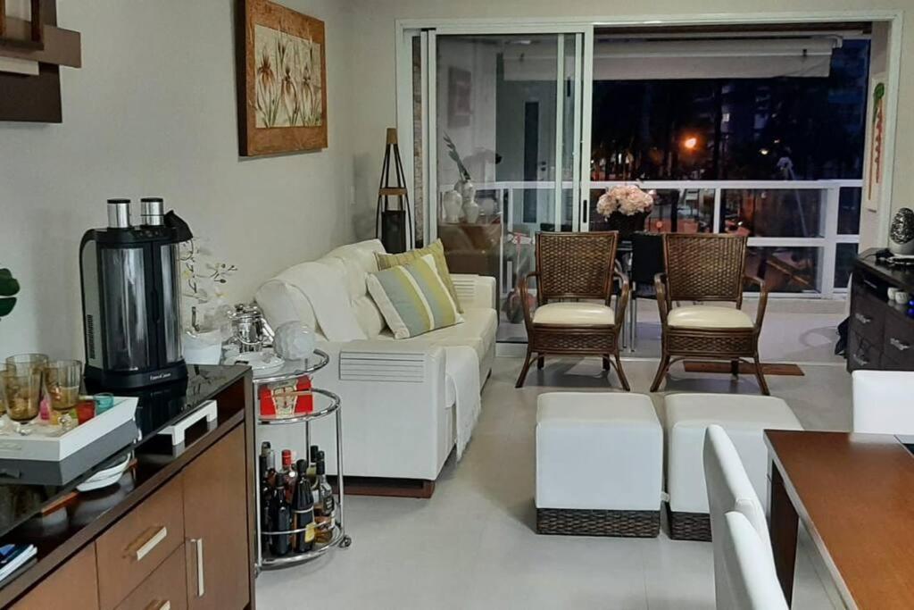Apartamento Riviera Completo Espaçoso Varanda Gourmet e Praia a 150 m