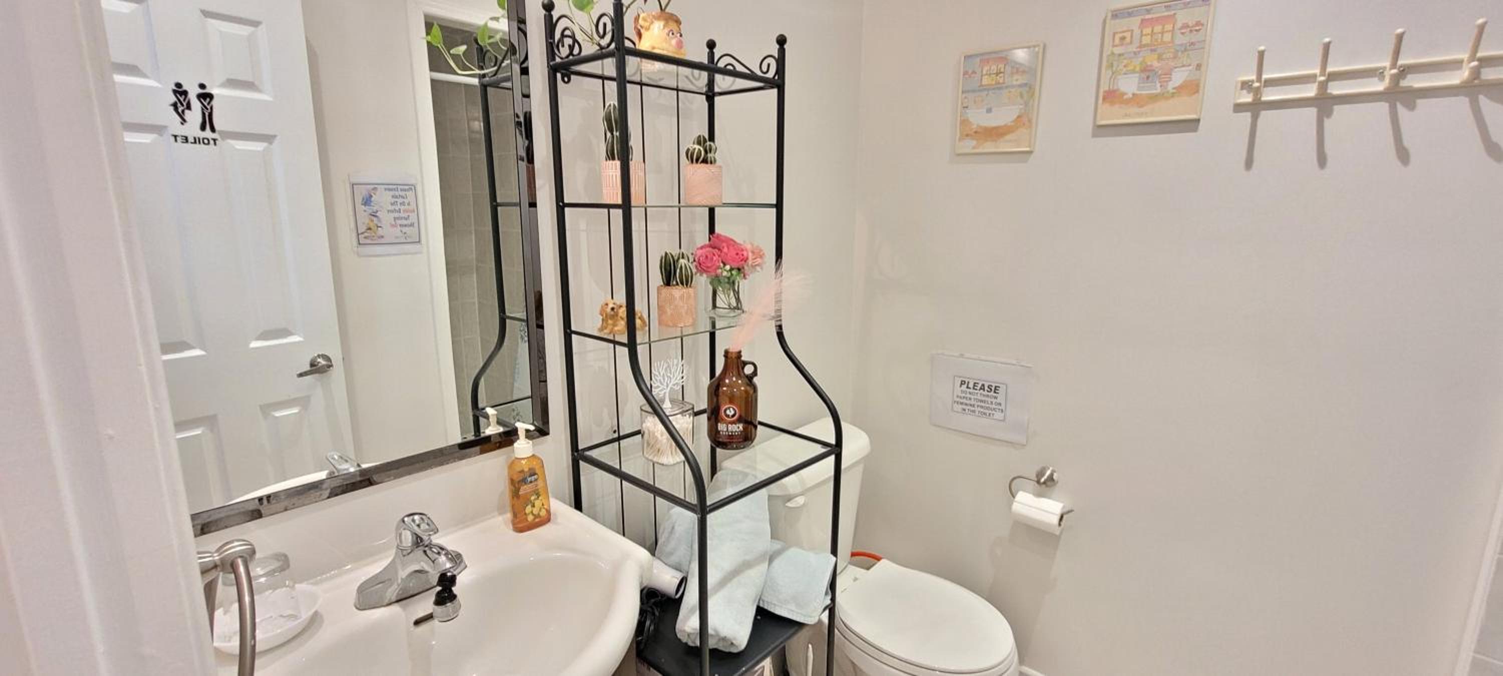 Toronto Spacious Cozy Mainfloor Room