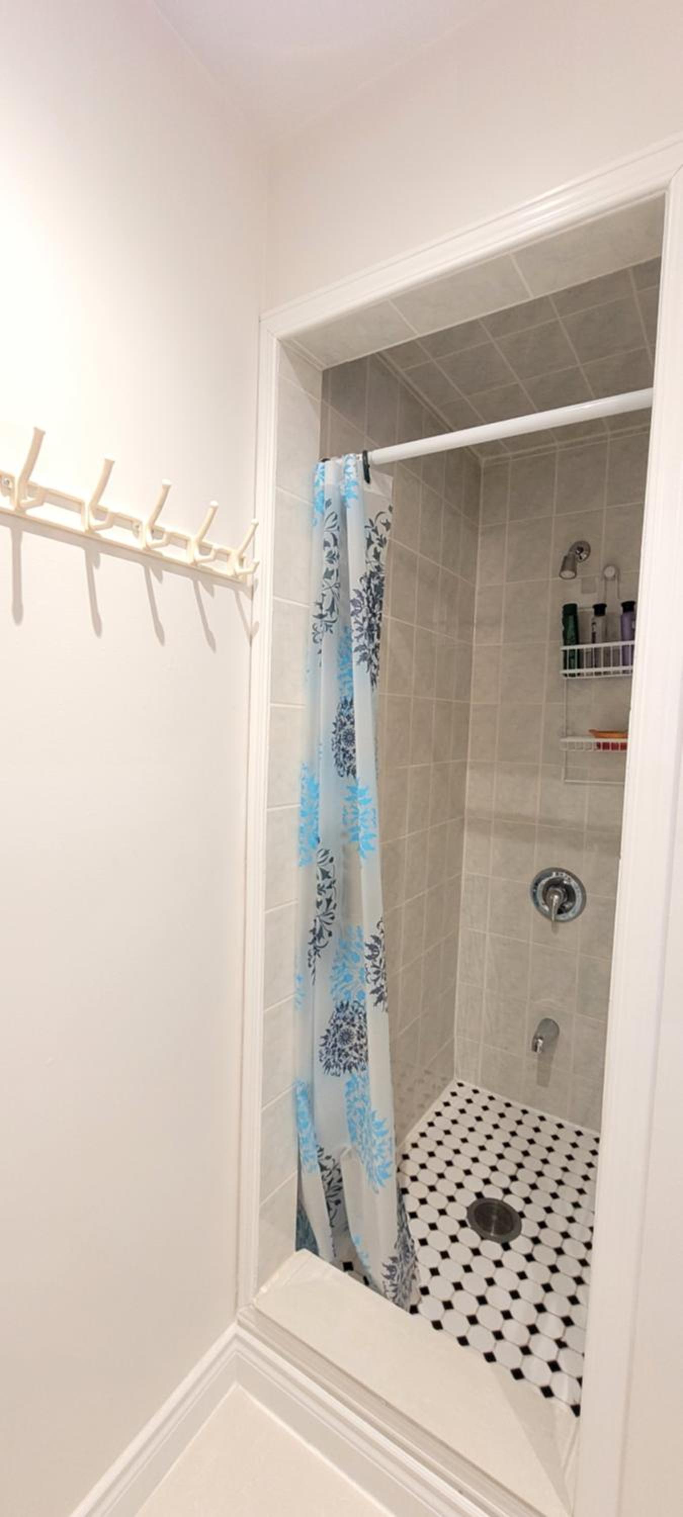 Toronto Spacious Cozy Mainfloor Room