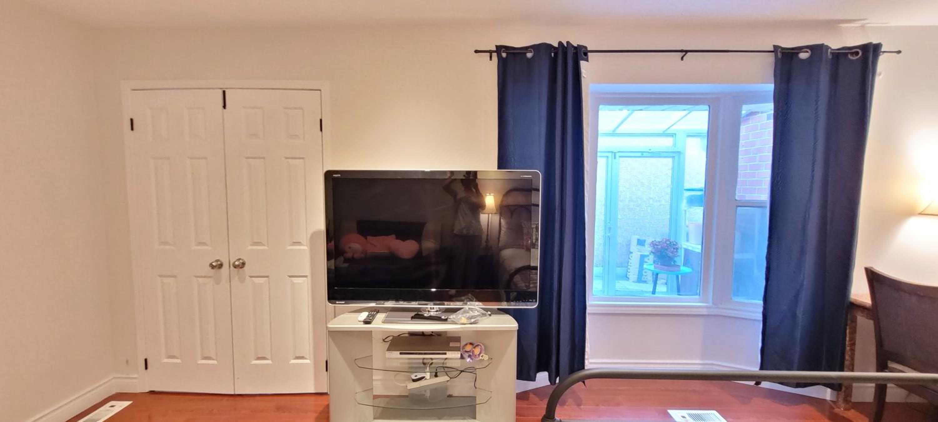 Toronto Spacious Cozy Mainfloor Room