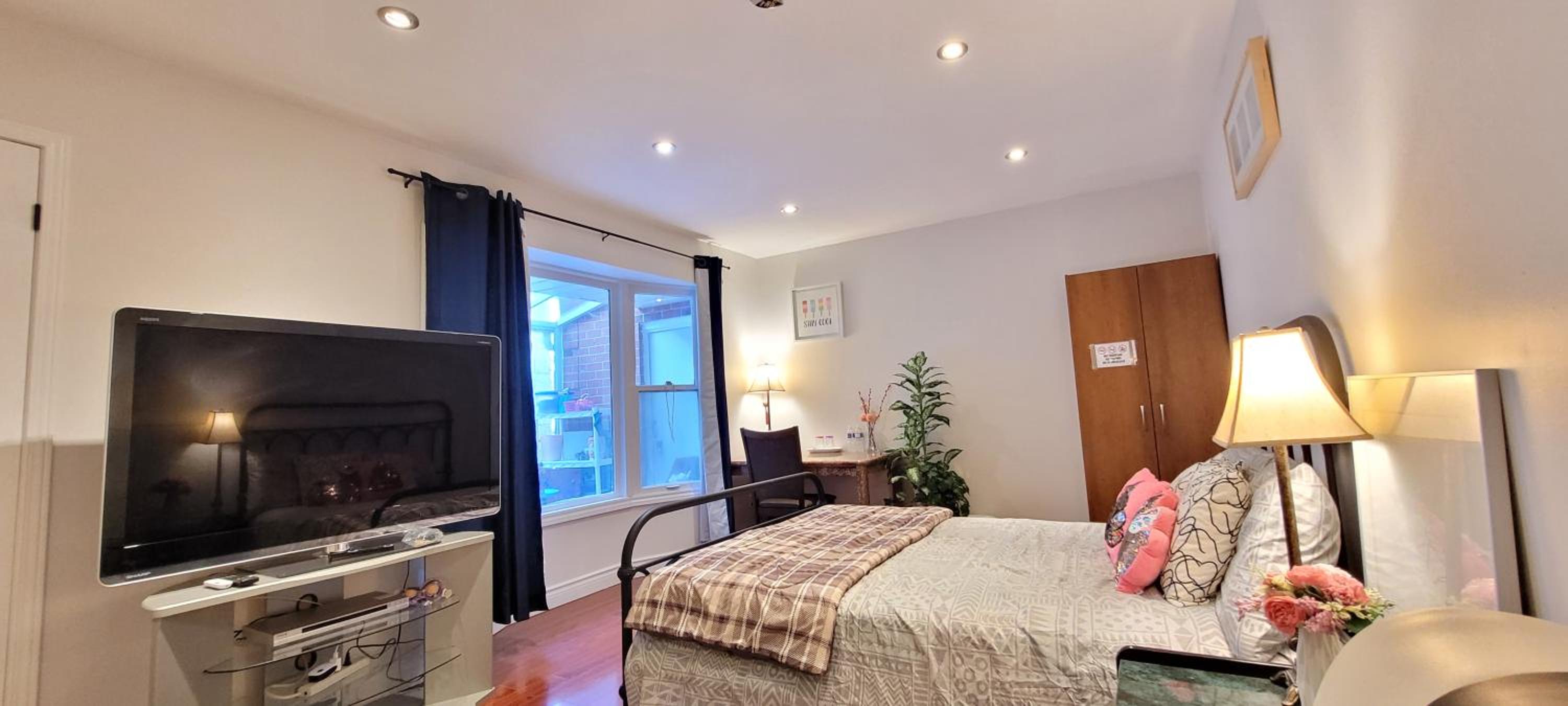 Toronto Spacious Cozy Mainfloor Room