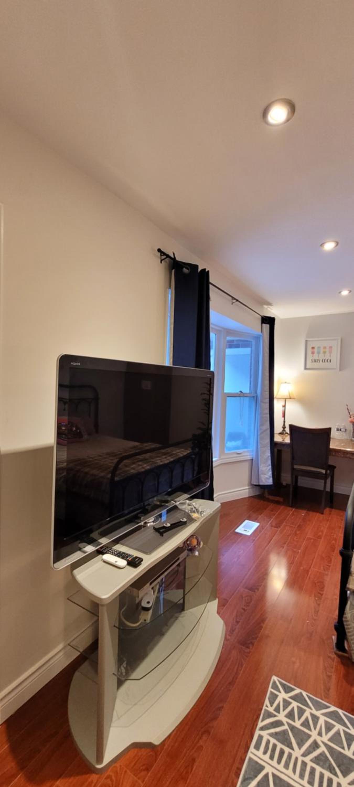Toronto Spacious Cozy Mainfloor Room