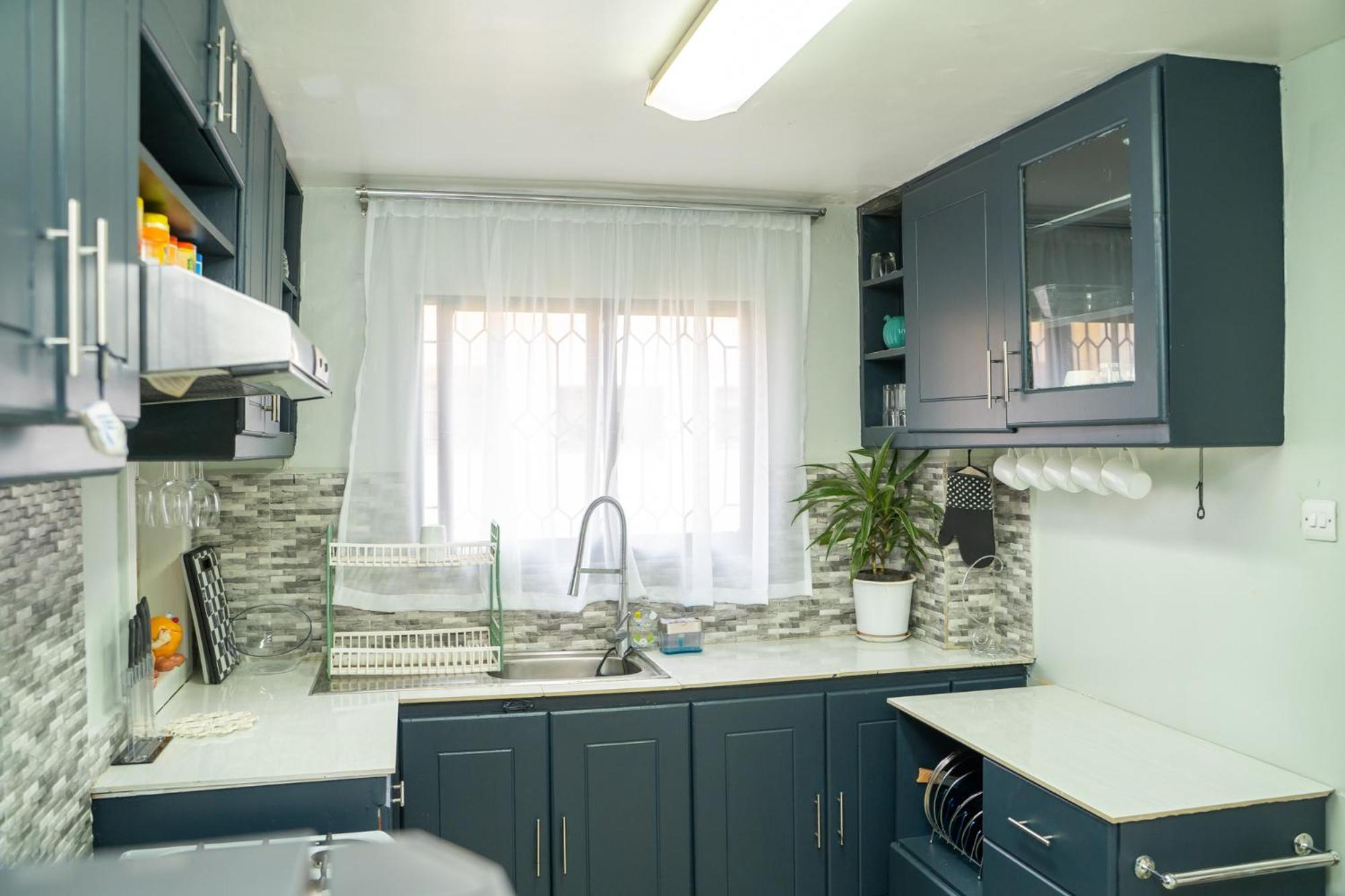 Airport Oasis: 3 bed apartment view 5