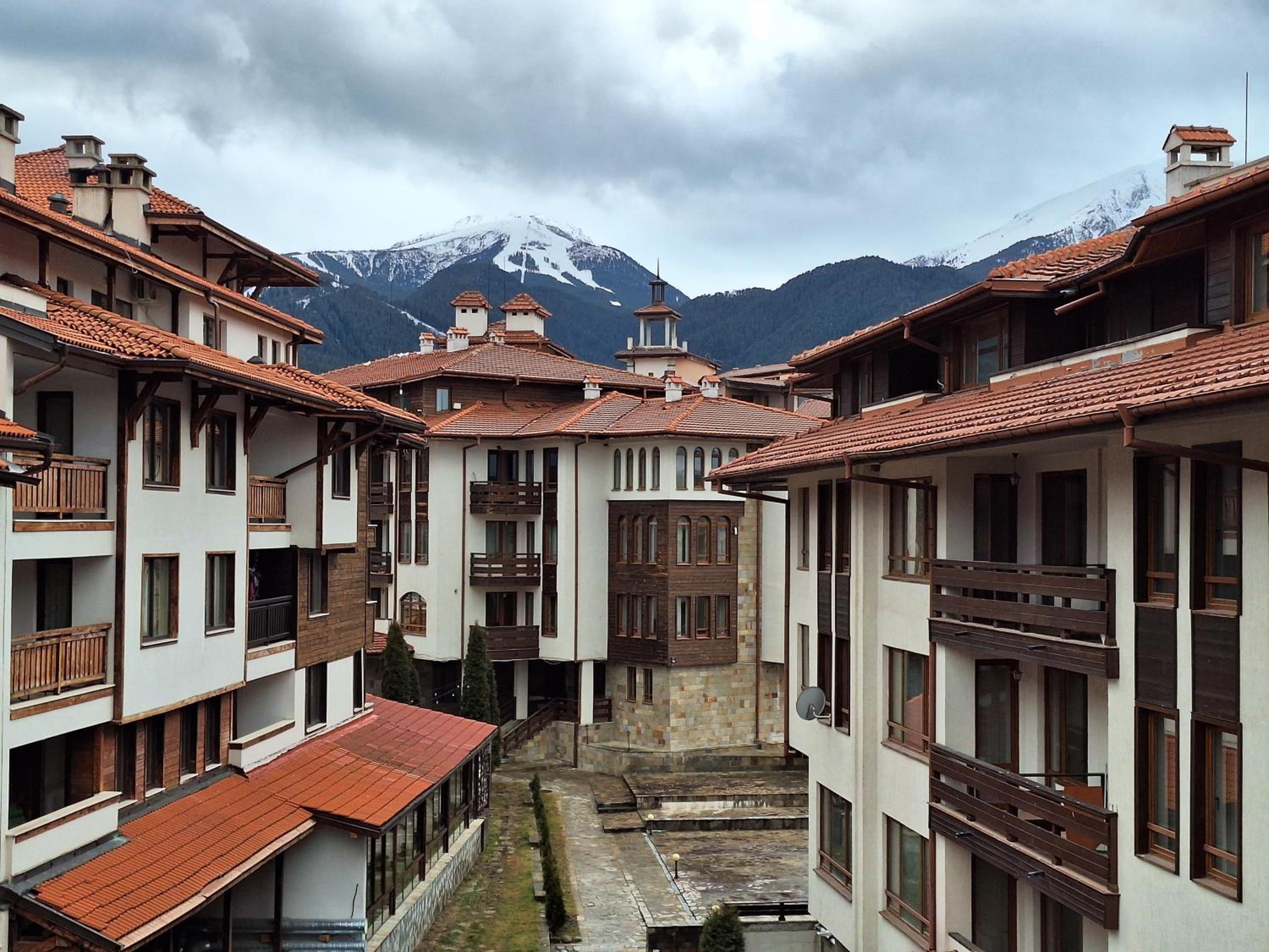 SNOW PEAK TODORKA AND VIHREN APARTAMENT /NEXT TO THE LIFT/ 7 PERSONS/