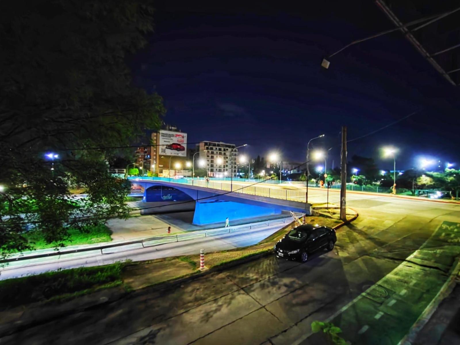 AMPLIA CASONA DE CATEGORIA VARIOS DORMITORIOS TERRAZA PARRILLA Y COCHERA FRENTE A LA PLAZA DE LA MUSICA Y CAMINO AL ESTADIO KEMPES CON HERMOSA VISTA A LA C