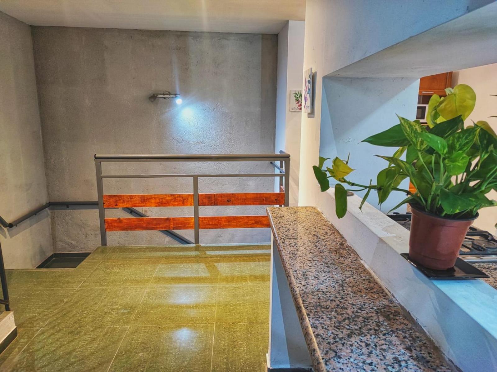AMPLIA CASONA DE CATEGORIA VARIOS DORMITORIOS TERRAZA PARRILLA Y COCHERA FRENTE A LA PLAZA DE LA MUSICA Y CAMINO AL ESTADIO KEMPES CON HERMOSA VISTA A LA C