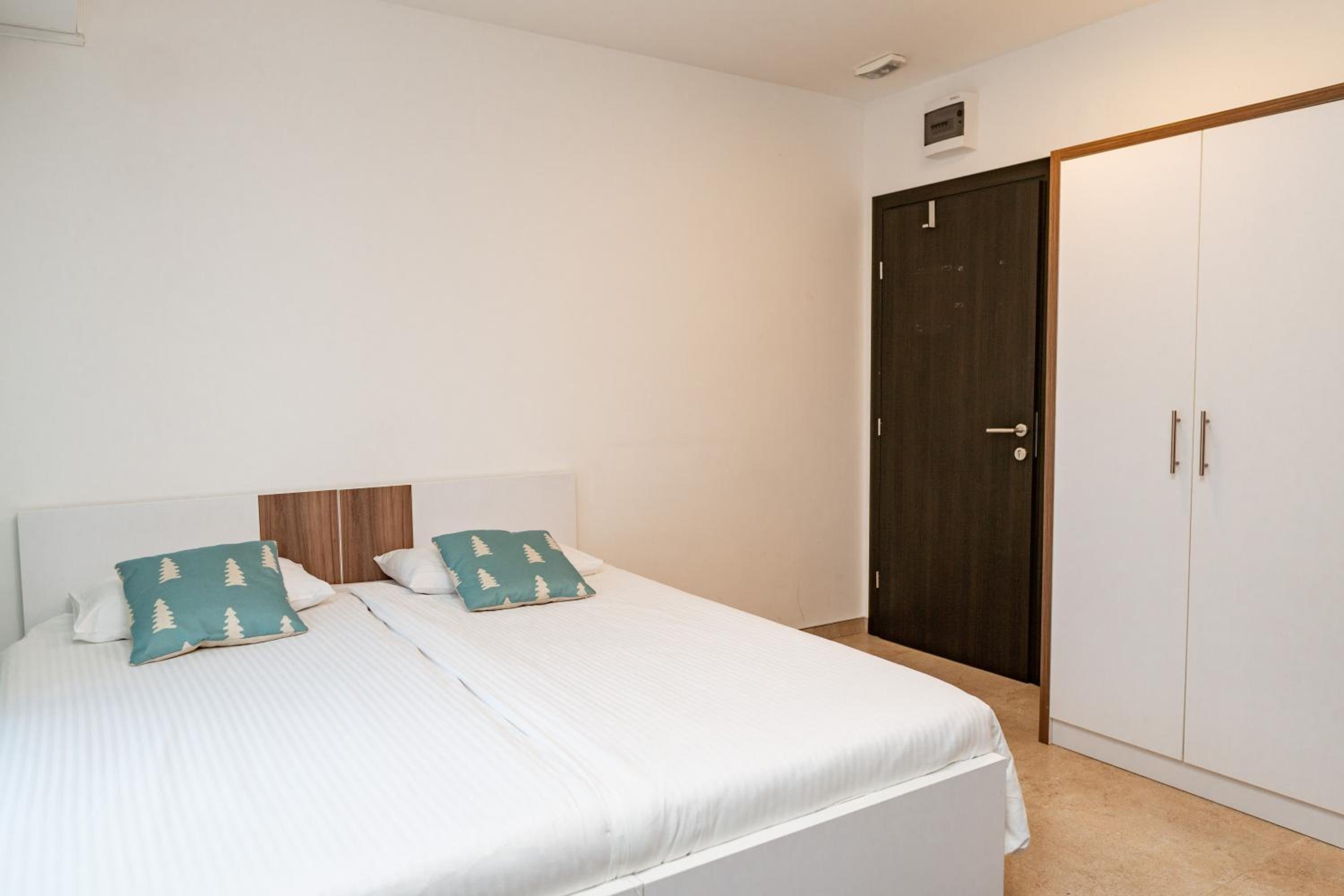 Apartments and rooms Max-Well