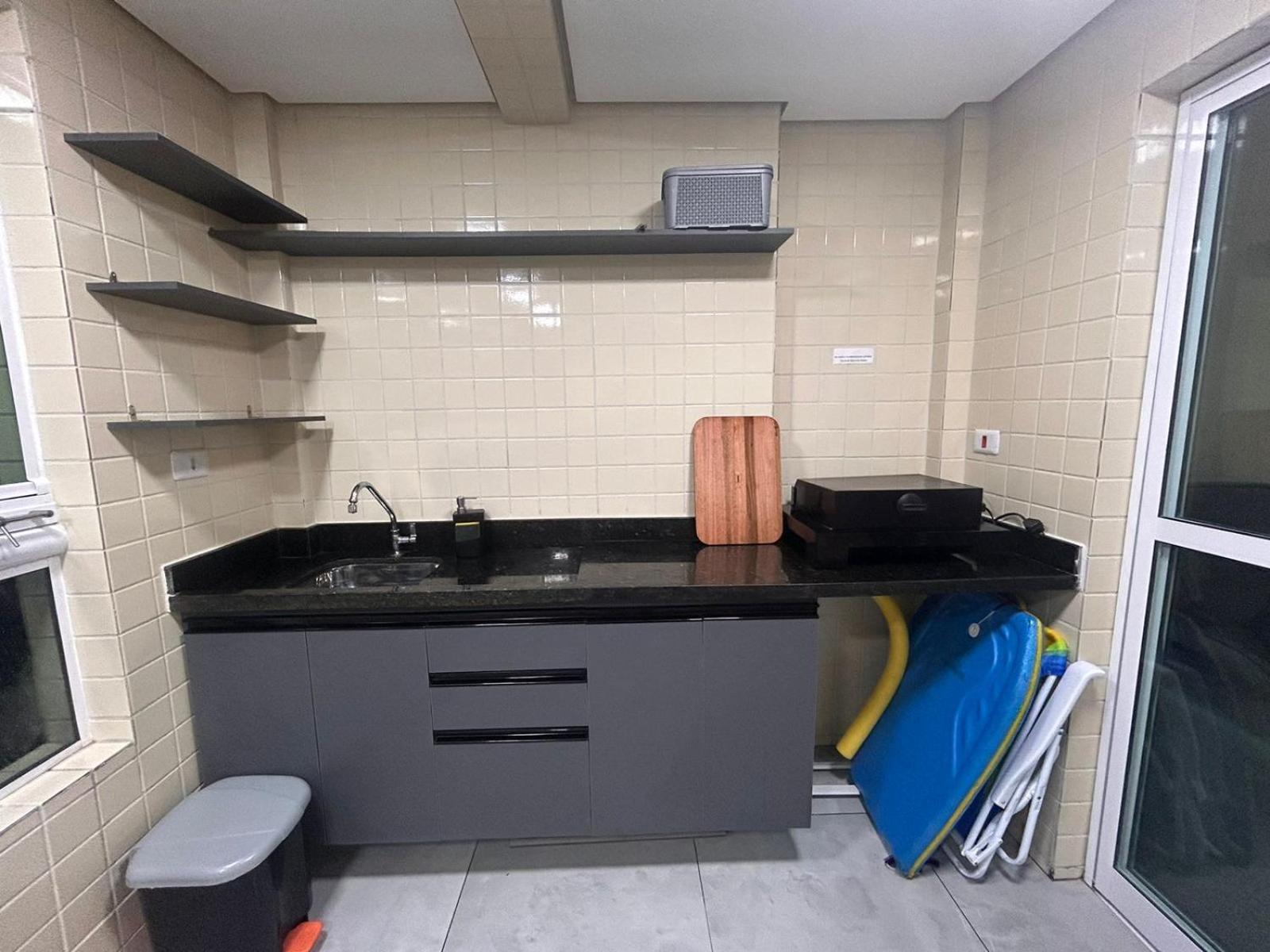 APTO BEIRA MAR - ACONCHEGANTE _ VARANDA GOURMET - WIFI - NETFLIX - TV A CABO - PRAIA GRANDE