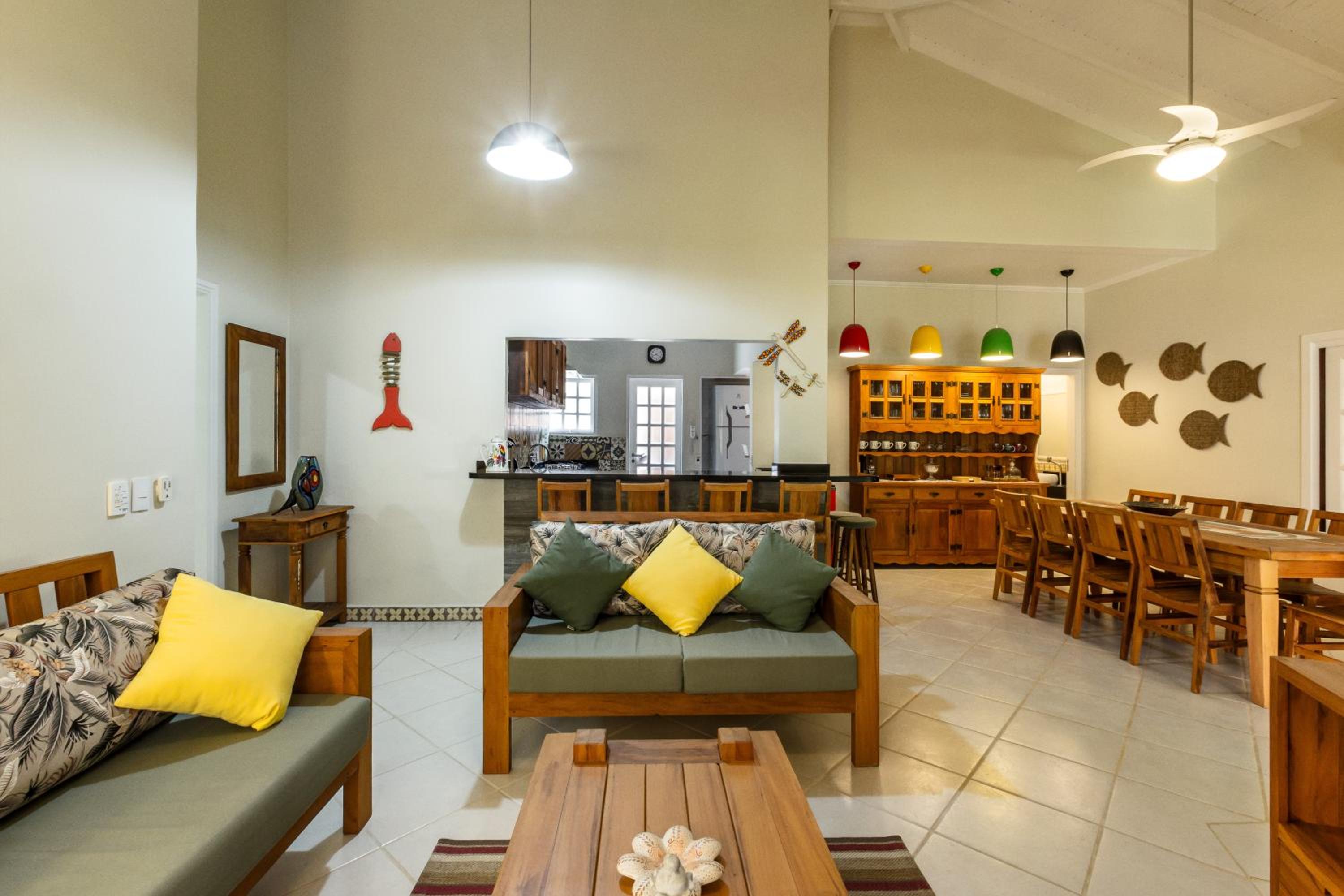 Charmosa casa de praia no Village do Camburizinho!