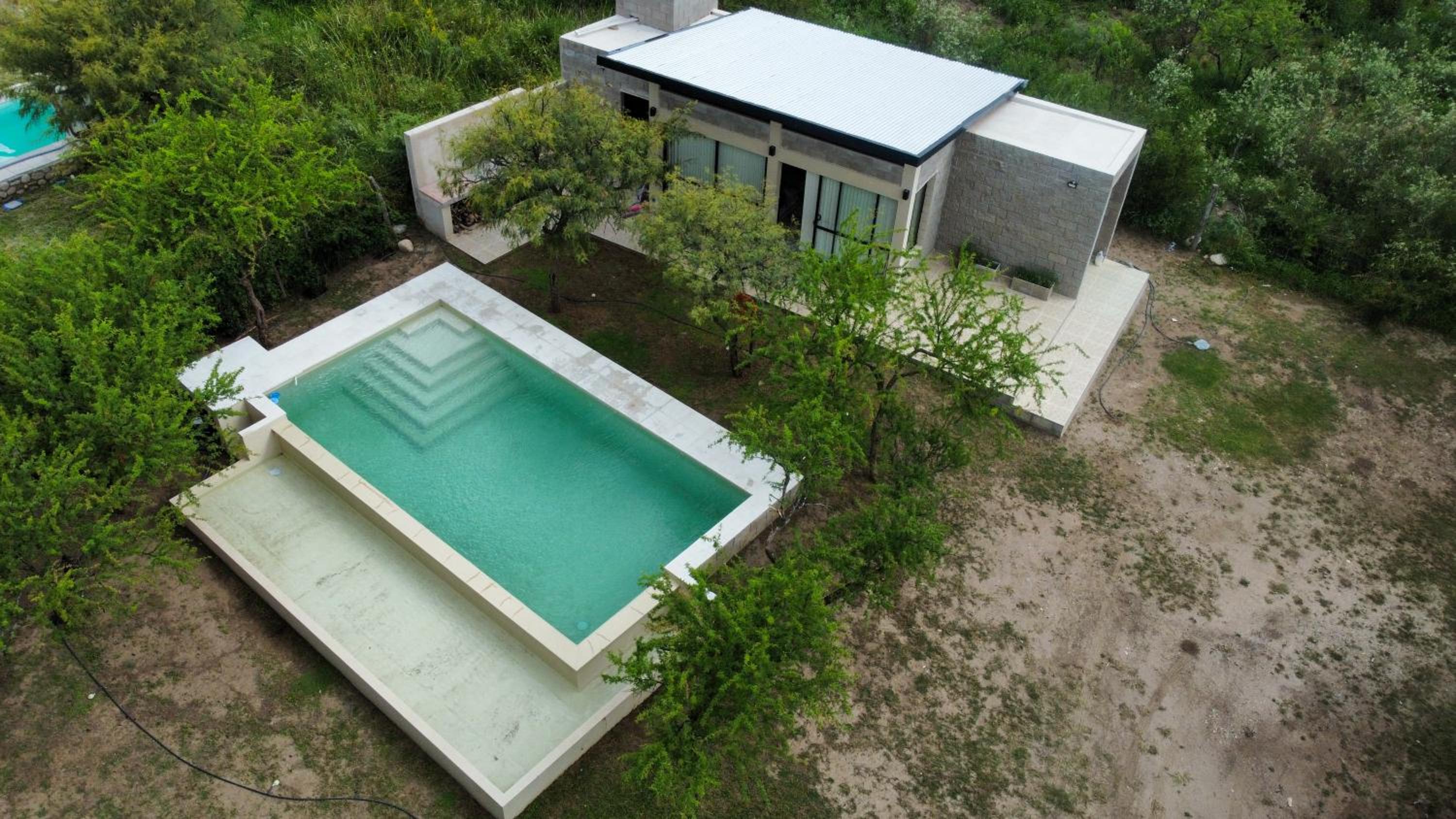 Chalet mono ambiente en Villa Las Rosas predio con pileta y vista al cerro para pasar la noche comunicase con la encargada no tiene habitacion