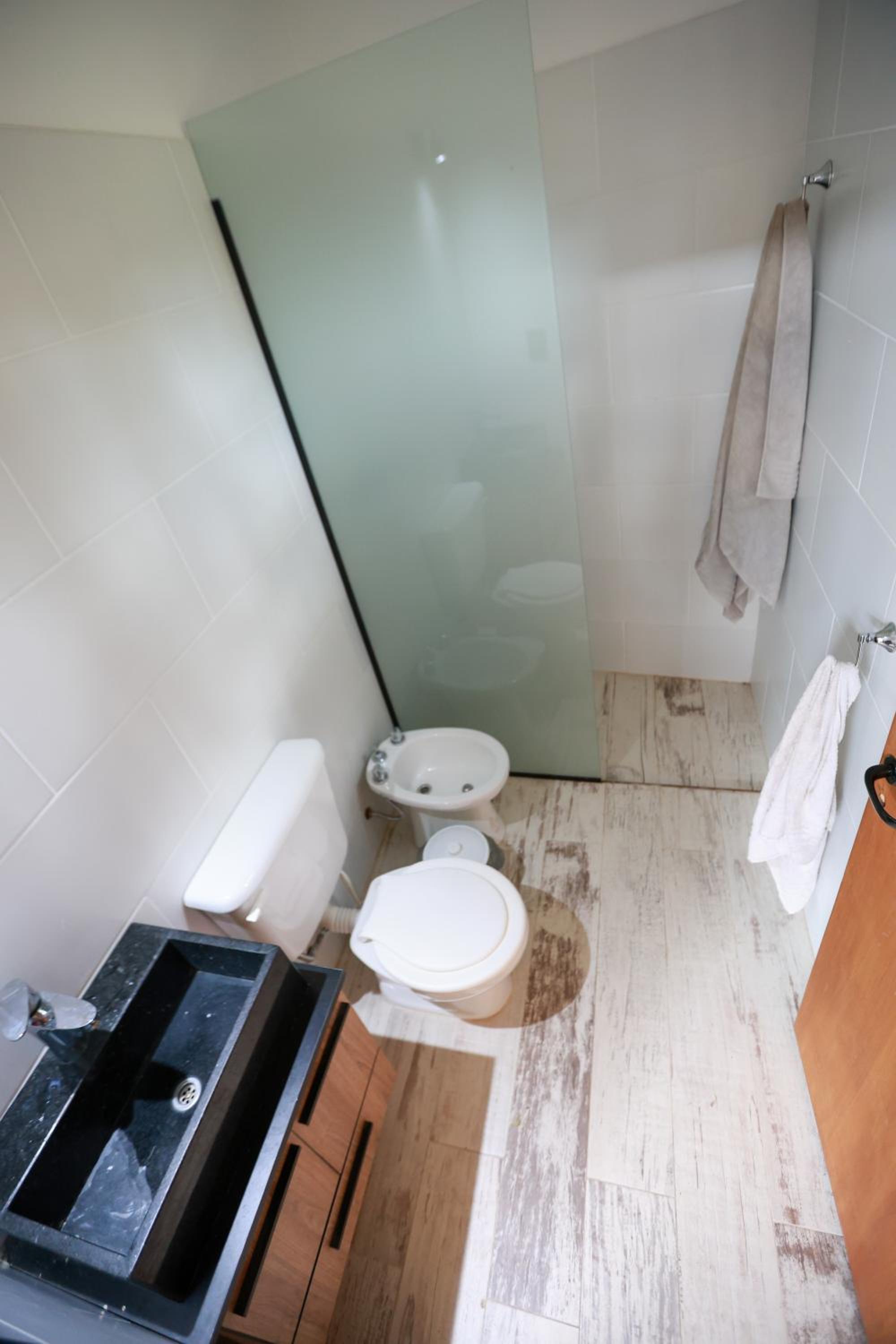 Chalet mono ambiente en Villa Las Rosas predio con pileta y vista al cerro para pasar la noche comunicase con la encargada no tiene habitacion
