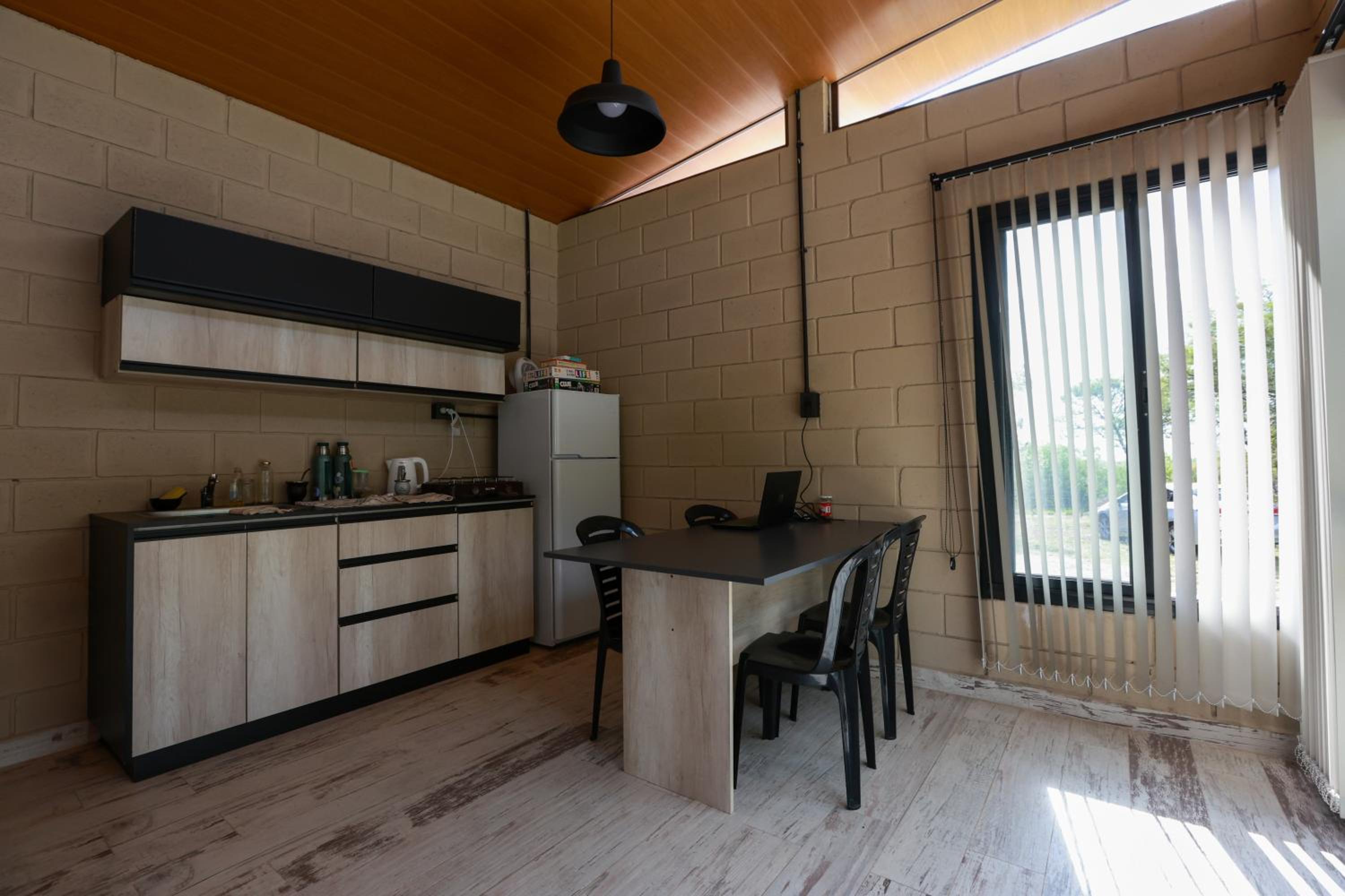 Chalet mono ambiente en Villa Las Rosas predio con pileta y vista al cerro para pasar la noche comunicase con la encargada no tiene habitacion