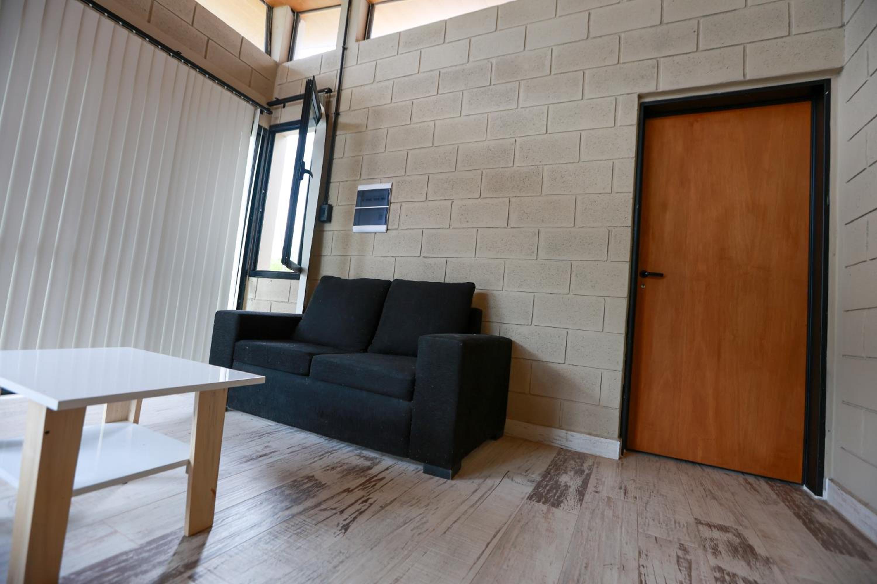 Chalet mono ambiente en Villa Las Rosas predio con pileta y vista al cerro para pasar la noche comunicase con la encargada no tiene habitacion