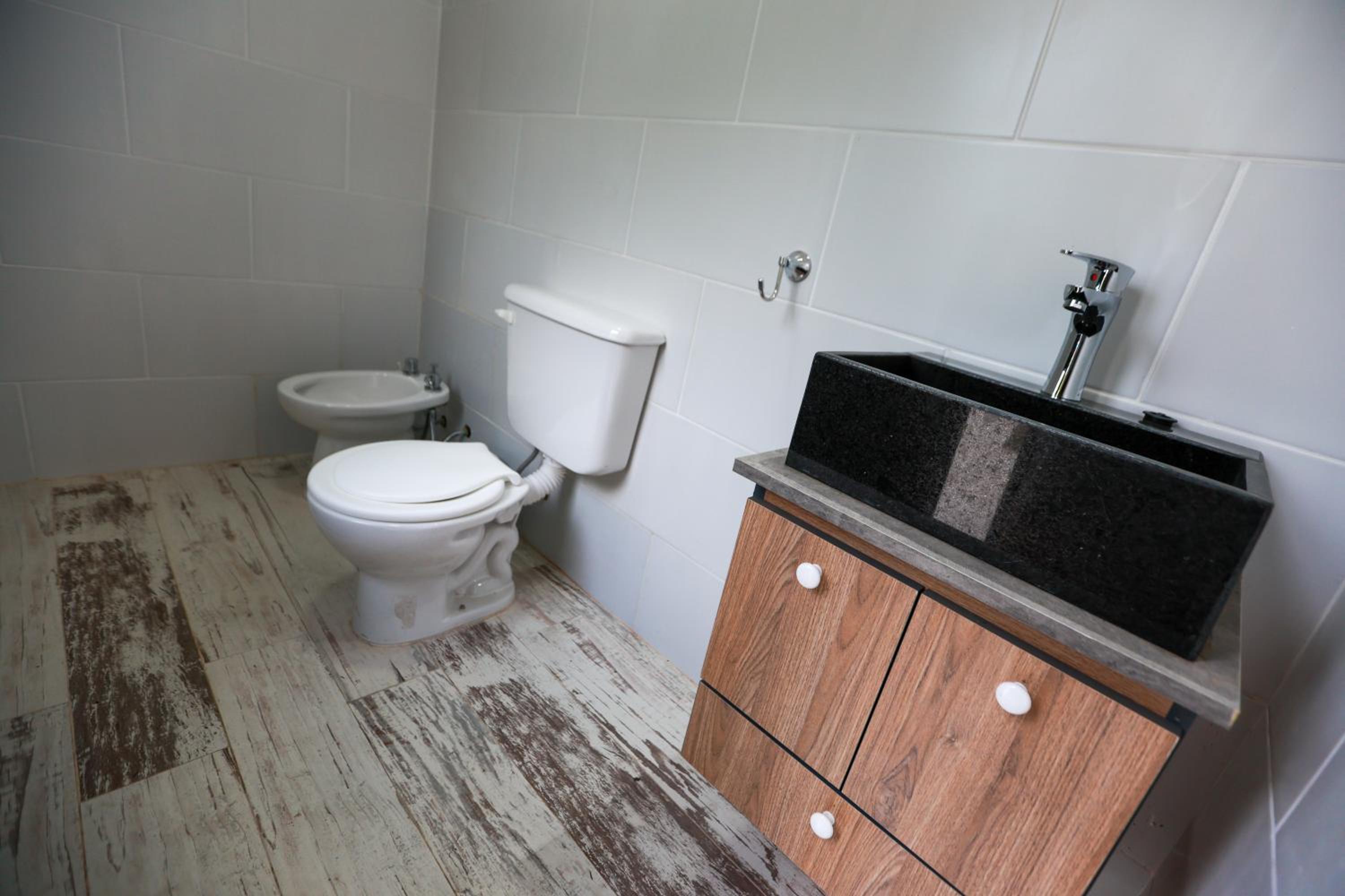 Chalet mono ambiente en Villa Las Rosas predio con pileta y vista al cerro para pasar la noche comunicase con la encargada no tiene habitacion