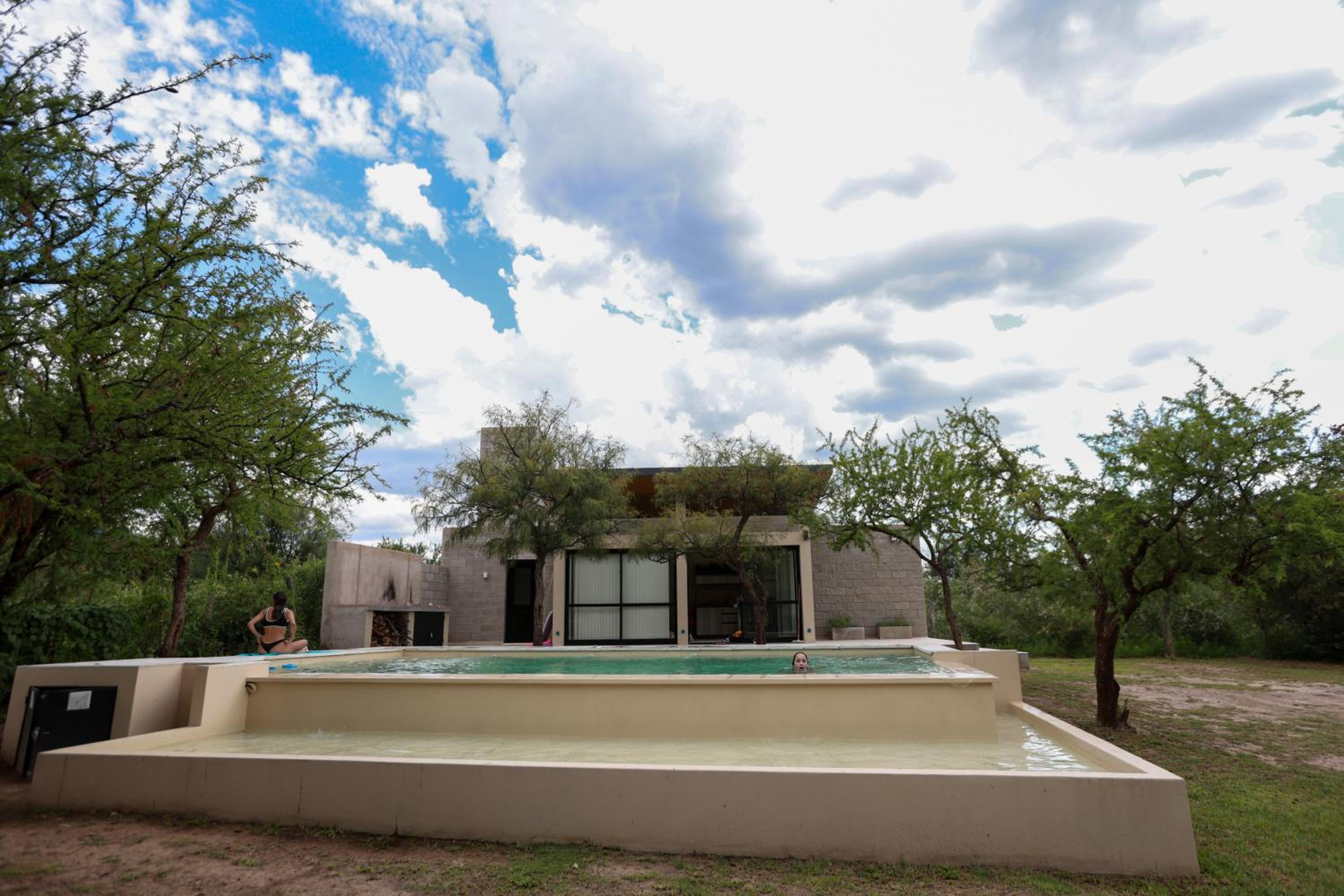 Chalet mono ambiente en Villa Las Rosas predio con pileta y vista al cerro para pasar la noche comunicase con la encargada no tiene habitacion