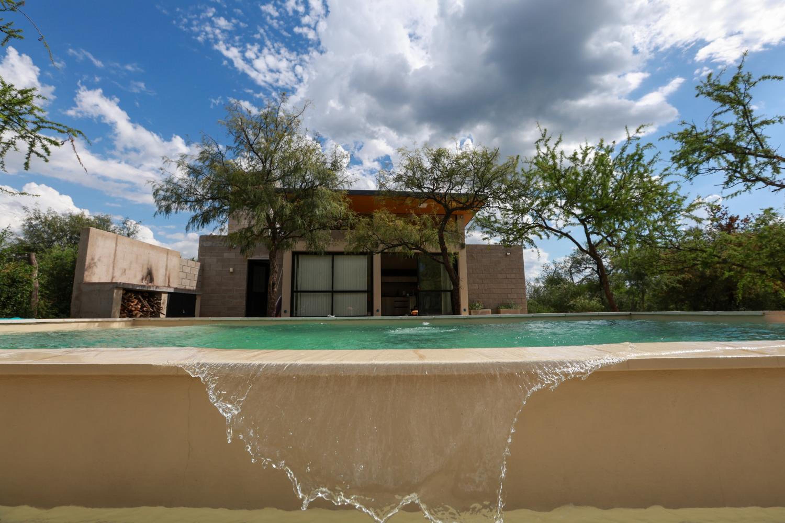 Chalet mono ambiente en Villa Las Rosas predio con pileta y vista al cerro para pasar la noche comunicase con la encargada no tiene habitacion