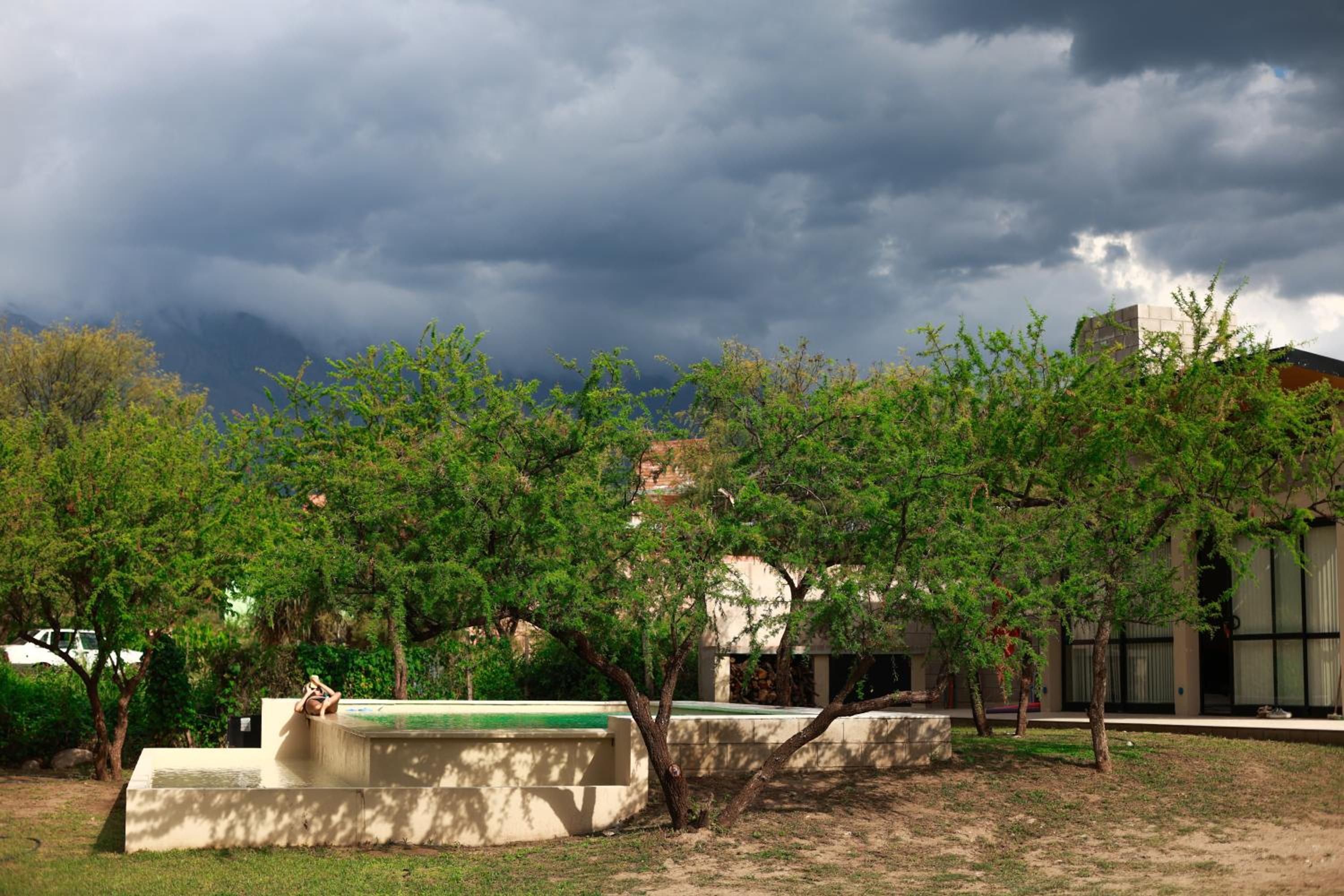 Chalet mono ambiente en Villa Las Rosas predio con pileta y vista al cerro para pasar la noche comunicase con la encargada no tiene habitacion