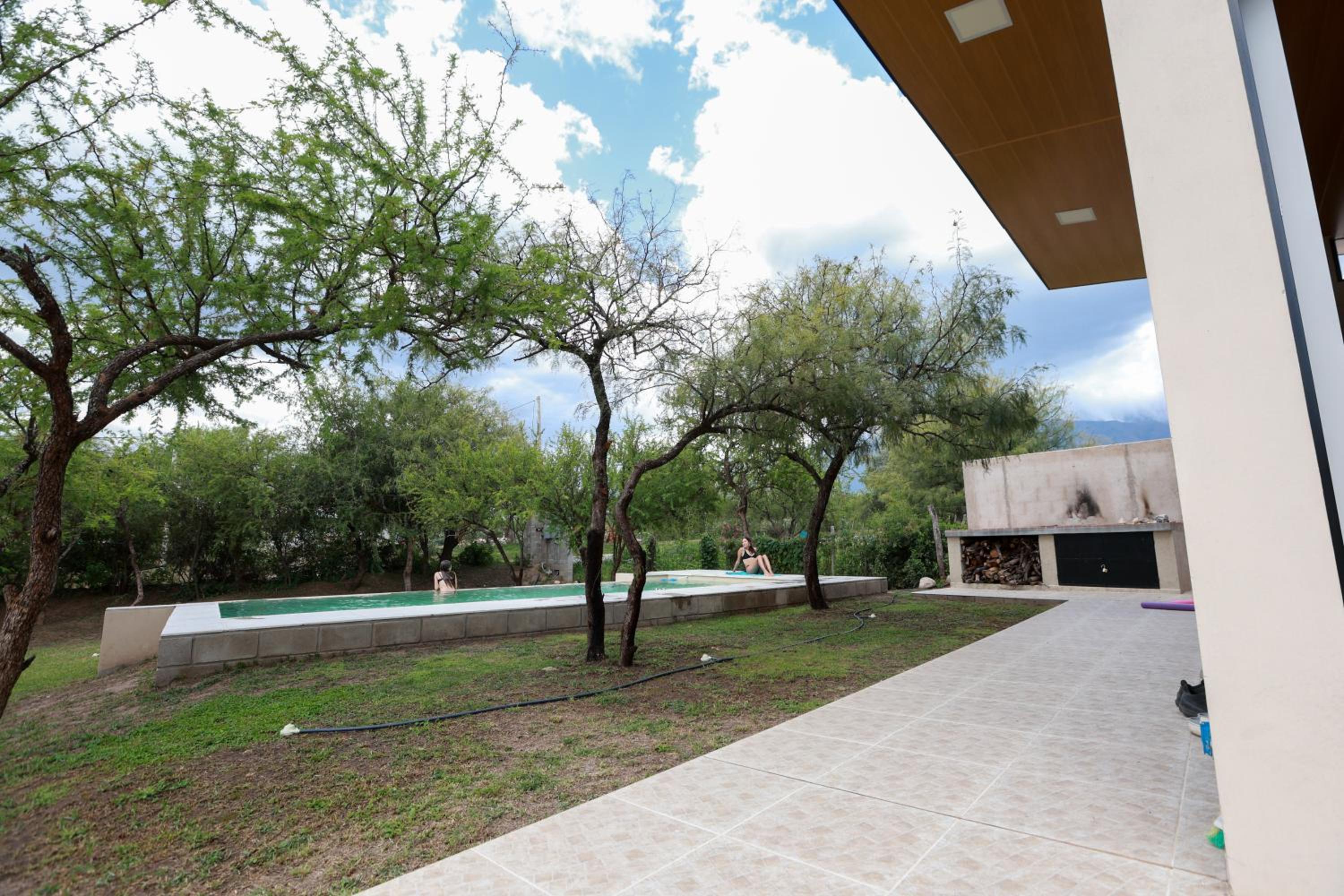 Chalet mono ambiente en Villa Las Rosas predio con pileta y vista al cerro para pasar la noche comunicase con la encargada no tiene habitacion