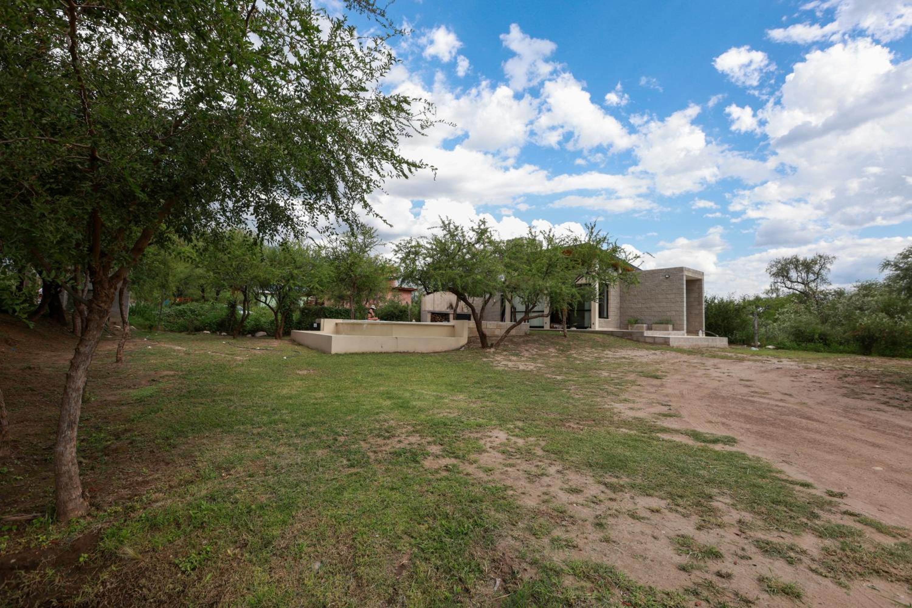 Chalet mono ambiente en Villa Las Rosas predio con pileta y vista al cerro para pasar la noche comunicase con la encargada no tiene habitacion