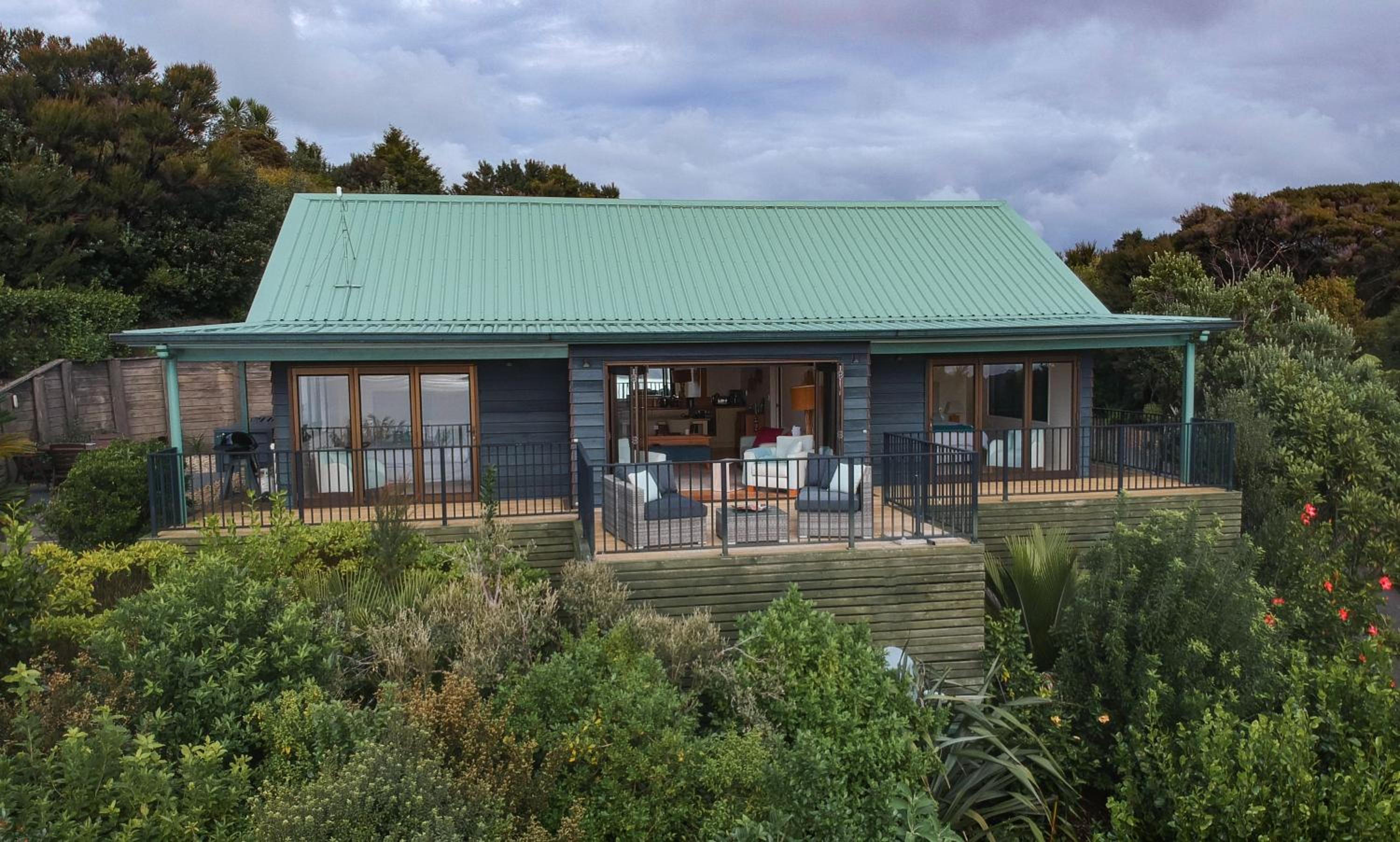 The Retreat - Luxury Hillside villa at Te Ngaere Bay view 4