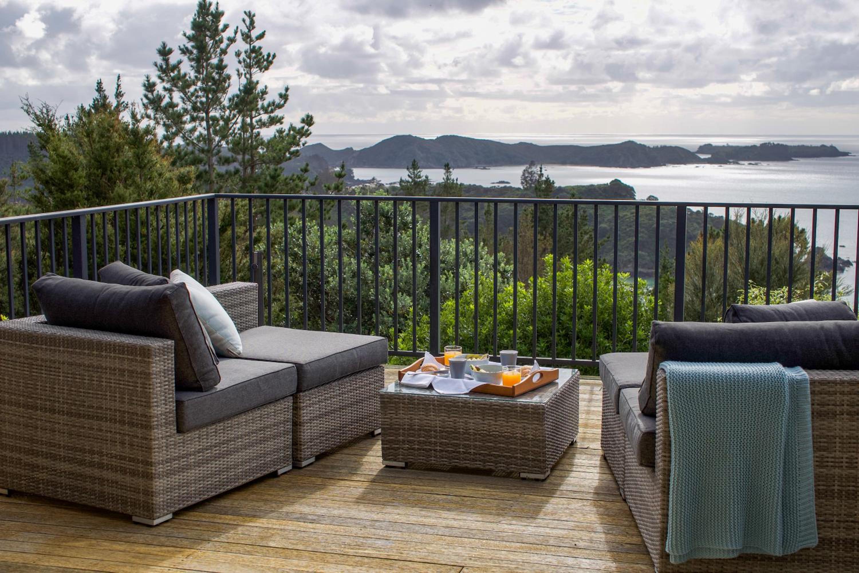 The Retreat - Luxury Hillside villa at Te Ngaere Bay view 2