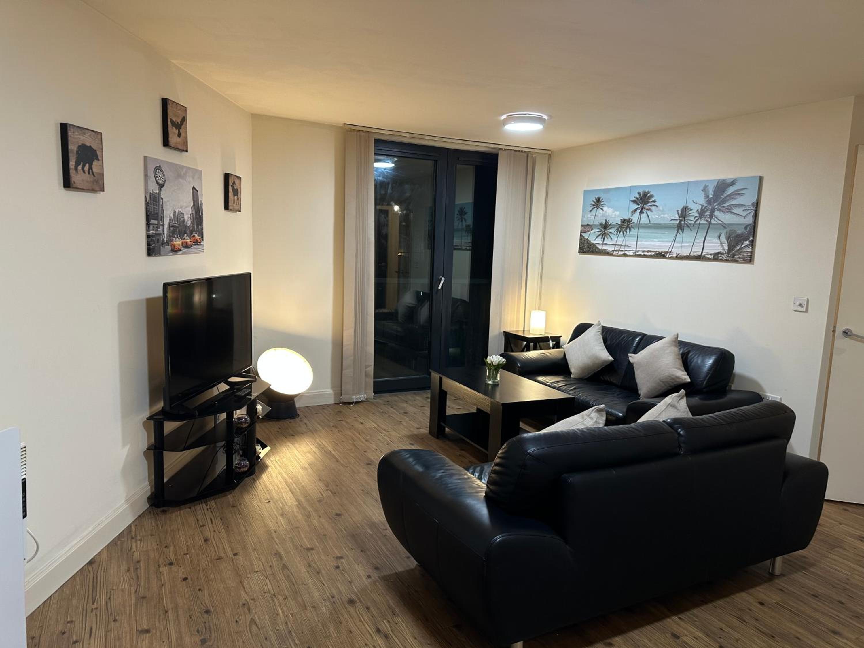 Discover Comfort and Style - Your Elegant Stay Offers a 2-Bedroom Haven with Free Parking and Coffee! view 3
